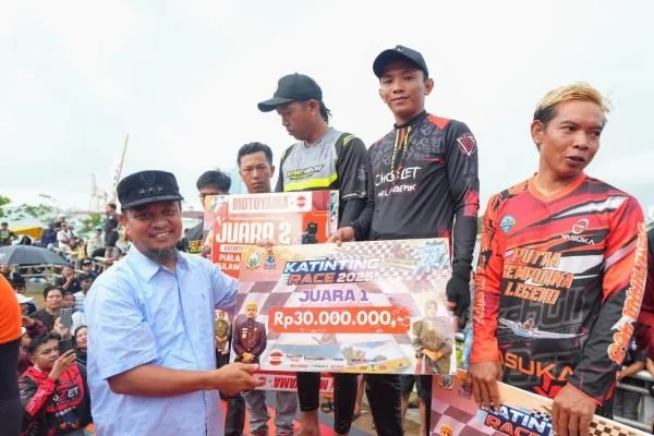 Gubernur Sulsel Andi Sudirman Sulaiman menyerahkan hadiah kepada pemenang Katinting Race 2025. Dok. Ist