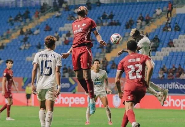 Bek PSM Makassar Yuran Fernandes menyundul bola pada pertandingan kedua Grup A ASEAN Club Championship 2024 melawan klub Myanmar, Shan United, di Stadion Batakan, Kota Balikpapan (Dok : Ist).
