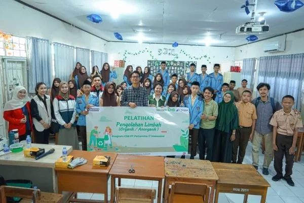 Pertamina Patra Niaga Regional Sulawesi melalui Integrated Terminal (IT) Makassar bersama komunitas penggiat lingkungan Biourban dan Berdaur.id menggelar rangkaian pelatihan pengolahan limbah organik dan anorganik. (Dok: Ist)