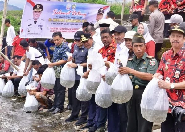 Penjabat (Pj) Gubernur Sulsel, Bahtiar Baharuddin menebar benih ikan di Bendungan Bili-bili, Kamis, (4/4).