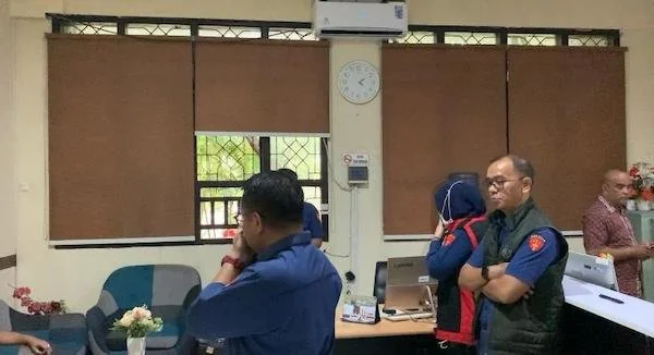 Kejati Sulsel saat memasuki ruangan Kepala BKAD Sulsel (dok. Syamsi/KabarMakassar)