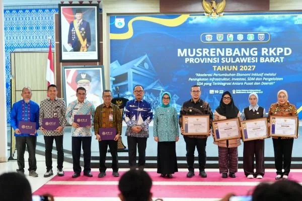 Gubernur Sulbar saat berfoto bersama peraih penghargaan di Musrenbang 2027. (Dok: Ist)
