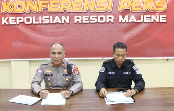 Kasat Lantas bersama Kasi Humas Polres Majene saat Beberkan Hasil Operasi Keselamatan Marano 2025 (Dok : Ist).