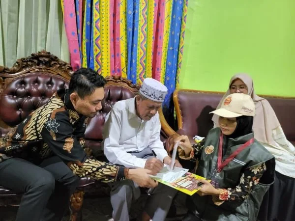 Petugas Pantarlih saat melakukan Coklit di salah satu kediaman warga (Dok : ist).