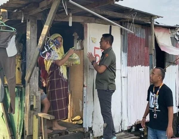 Disbudpar Sulsel membagikan bingkisan Ramadan kepada masyarakat yang membutuhkan di Makassar. (Foto : ist).