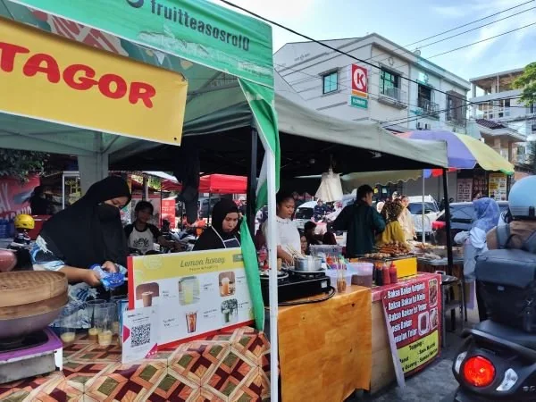 Suasana Kuliner Ramadan Mappanyukki bertempat di Jl Mappanyukki, Jumat (22/3). (Dok : KabarMakassar).