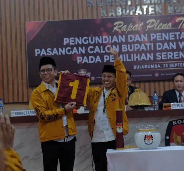 Pasangan JADIMI saat memperlihatkan Nomor Urut usai pencabutan dan berhasil meraih nomor urut 1( ist)