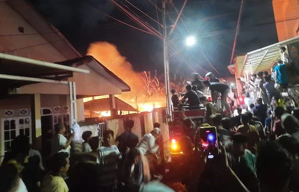 Kebakaran Rumah Panggung di Jalan Andi Djemma, Makassar