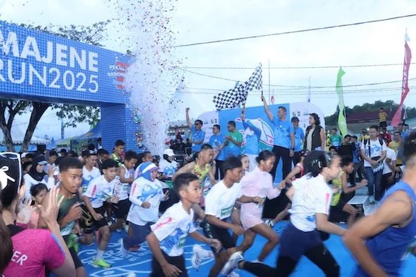 Kapolres Majene saat melepas peserta Majene Run Minggu pagi(dok:Ist)