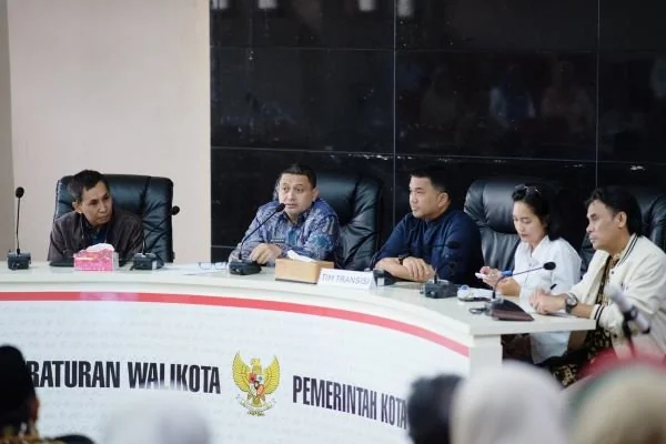 Wali Kota Makassar, Munafri Arifuddin Dalam rapat koordinasi bersama jajaran BUMD dan Tim Transisi MULIA di Balai Kota Makassar (Dok :; Ist).