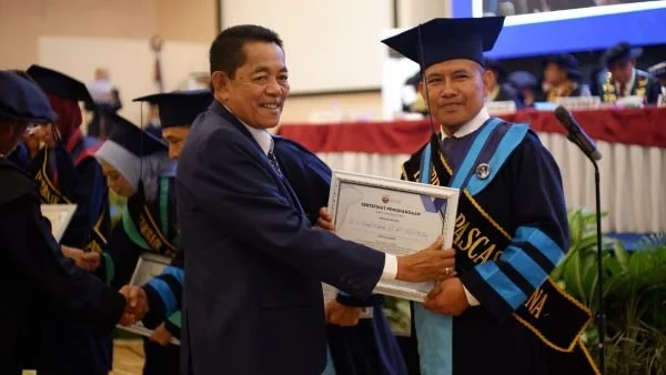 Wisudawan terbaik Program Pascasarjana Universitas Bosowa (Unibos) Dr. Slamet Widodo (Dok : ist).
