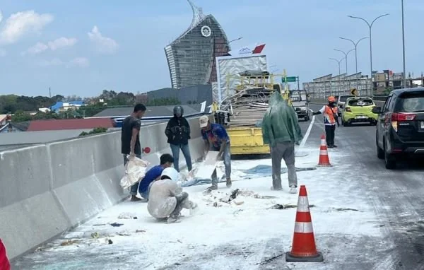 Truk yang mengalami kecelakaan di Jalan Tol Reformasi Makassar (Dok: Ist).