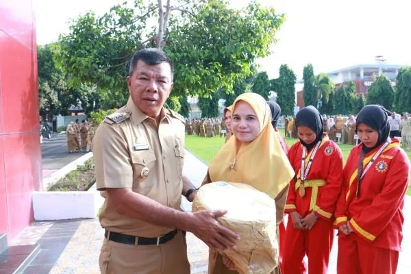 Bupati Bulukumba menyerahkan beberapa penghargaan kepada ASN (Dok : Ist).