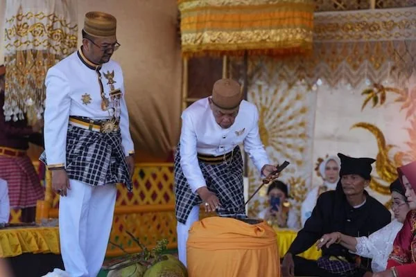 Prosesi massossor Manurung yang digelar di pelataran Rumah Adat Mamuju(dok:ist)