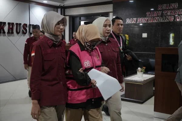 Eks Kabid Hortikultura Dinas TPH-Bun Sulsel, UN, salah satu tersangka kasus korupsi bibit nanas, saat ditahan Kejati Sulsel (dok. Ist)