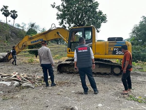 Kanit Idik II Tipidter Sat Reskrim, Ipda Abd. Rachman.J bersama jajarannya dan Kapolsek Kelara saat menyegel tambang ilegal dan menyita satu Escavator. (Ist).