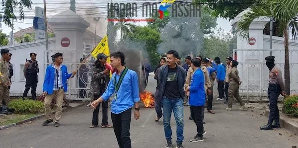 Para Pendemo bakar ban depan kantor bupati takalar