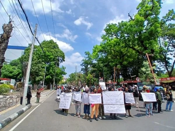 Aksi unjuk rasa mahasiswa Papua di depan PN Makassar (Dok: Ist).