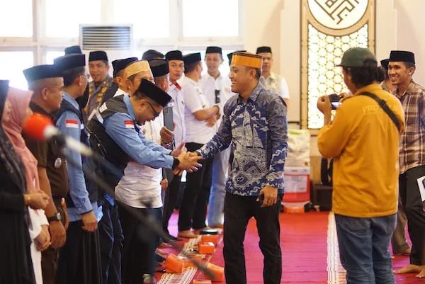 Bupati Jeneponto, Paris Yasir saat melepas 345 CJH di Masjid Agung Jeneponto. (Foto/ist).