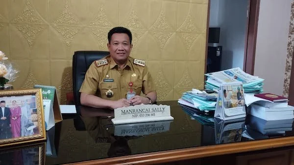 Kepala Disperindag Jeneponto, H. Manrancai Sally, saat ditemui diruang kerjanya, Selasa (14/1). (Foto/ullah).