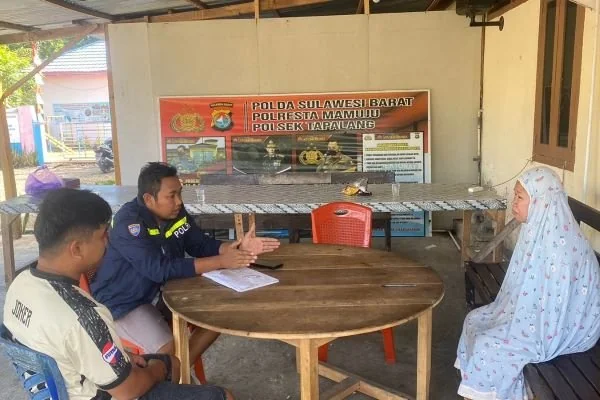 Personel Polsek Tapalang saat melakukan pemeriksaan terhadap pelaku dan korban (Dok : Ist).