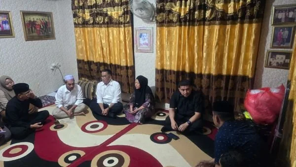 Wali Kota Makassar, Munafri Arifuddin, bersama Dirjen Otda Kemendagri, Akmal Malik, Melakukan Kunjungan ke Rumah Korban Kebakaran Gedung DPRD Kota Makassar, (Dok: Ist).