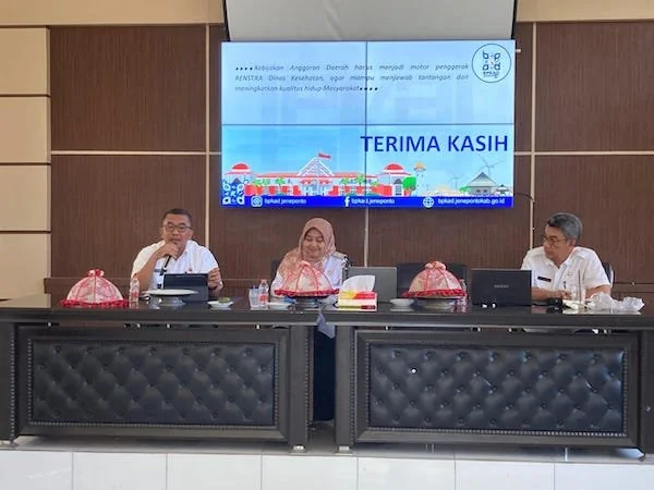 Bupati Jeneponto, H. Paris Yasir, bersama Kadis Kesehatan Syusanti A. Mansyur, saat membuka kegiatan Penyusunan Rencana Strategis (Renstra) Dinas Kesehatan 2025–2029 di Aula As-Syifa pada Rabu (3/9.