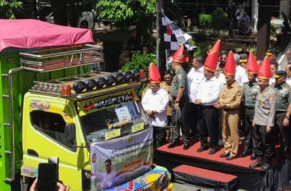Pj Gubernur Sulsel, Prof Zudan dan Mentan Andi Amran Sulaiman saat pelepasan bantuan Kementerian Pertanian untuk Sulawesi Selatan.