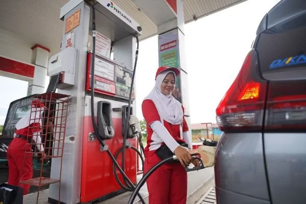 Pertamina Patra Niaga Regional Sulawesi mengimbau seluruh konsumen untuk menjaga ketertiban selama berada di area SPBU serta mengikuti arahan petugas (Dok: Ist)