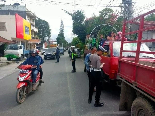 Satlantas Polres Tana Toraja bersama Dispenda UPTD Samsat Tana Toraja melaksanakan razia pengecekan pajak dan kelengkapan administrasi kendaraan (Dok : ist).
