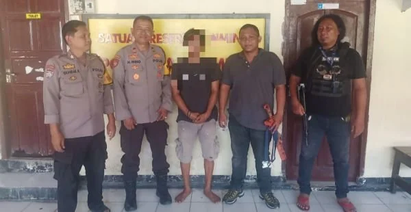 Pelaku saat berhasil diamankan personel Polsek Tapalang (Dok : Ist).