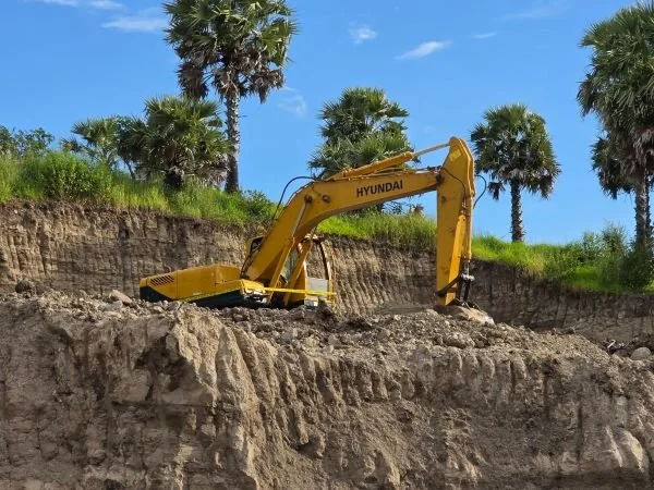 Satreskrim Polres Jeneponto saat mengamankan salah satu Excavator di lokasi Tambang Ilegal (Dok : Ist).