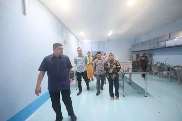 Wali Kota Makassar, Munafri Arifuddin, saat meresmikan dapur Makanan Bergizi Gratis (Dok: Ist).