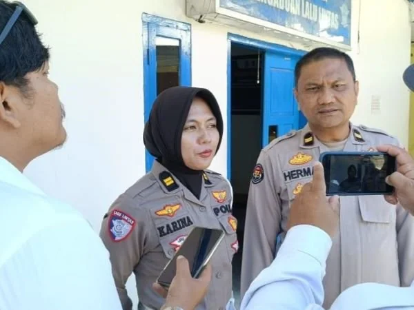 Kanit Kamsel IPTU Karina Rara Ayu bersama Kasi Humas Polresta Mamuju saat diwawancarai (Dok : Ist).
