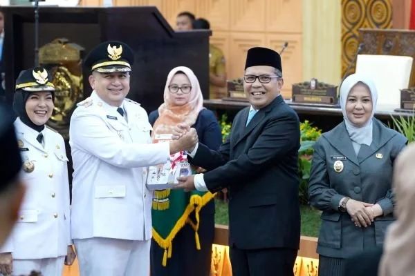 Wakil Gubernur Sulsel, Fatmawati Rusdi menghadiri sertijab Wali Kota dan Wakil Wali Kota Makassar di Ruang Paripurna Gedung DPRD Kota Makassar (Dok: Ist)
