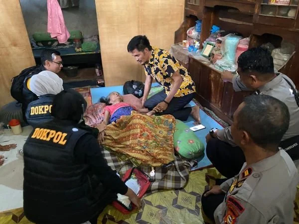Tim Dokkes Polres Jeneponto, bersama Kapolsek Batang, saat mendatangi Nenek Sitti. (Dok: Ist).