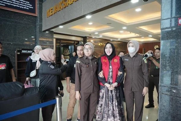 Mira Hayati (rompi merah) di Kantor Kejaksaan Tinggi Sulsel (dok. Ist)