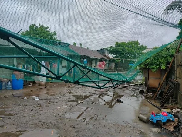 tiang besi penyangga jaring lapangan golf mini rubuh (Dok: Atri KabarMakassar)