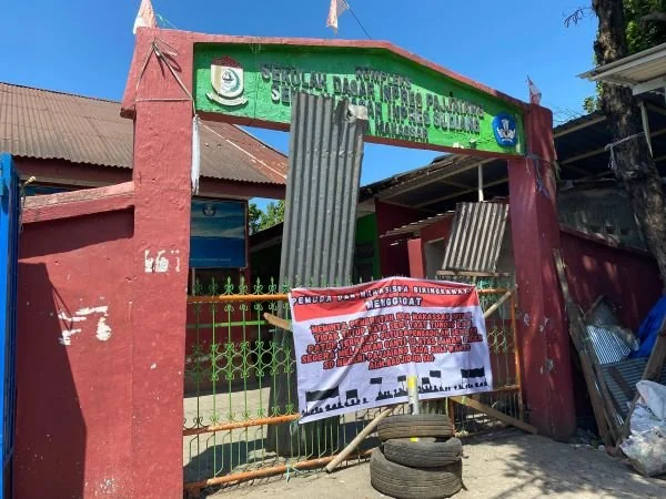 Kondisi SD Pajjaiang Makassar yang tersegel (Dok : Atri KabarMakassar).