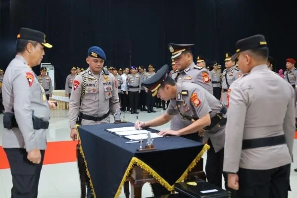 Kapolda Sulawesi Selatan Irjen Pol. Djuhandhani Rahardjo Puro, S.H., M.H., saat memimpin Upacara Serah Terima Jabatan (Sertijab) Pejabat Utama dan Kapolres Jajaran. (Dok: Ist)