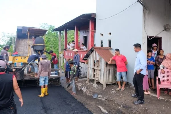 Bupati Bantaeng, M. Fathul Fauzy Nurdin saat meninjau pengaspalan jalan di ruas jalan Bonto Raja Pukkulu, Kelurahan Onto. Dok. Ist