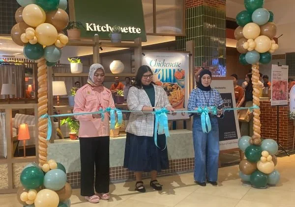 Pemotongan pita outlite terbaru oleh Kepala Dinas Kebudayaan Kota Makassar, Andi Herfidha Attas beserta manajemen Ismaya Group (Dok : Atri KabarMakassar).