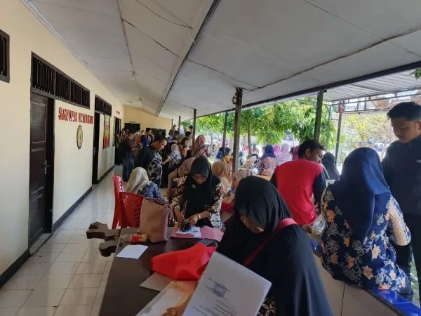 Para calon PPPK saat mengantri di depan ruang sentra pelayanan Surat Keterangan Catatan Kepolisian (SKCK) di Kantor Kepolisian Resort Jeneponto (Dok : Ist).