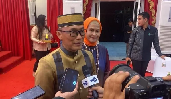 Pj Gubernur Sulsel, Prof Zudan Arif Fakrulloh dan Pj Ketua TP PKK Sulsel, Ninuk Triyanti Zudan usai acara lepas pamit di Rujab Gubernur Sulsel (Dok: Nofi KabarMakassar).