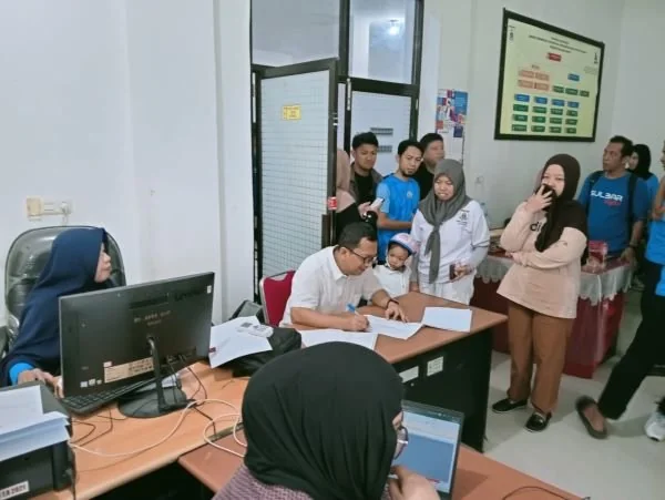 Kadis Kominfo Sulbar saat memantau secara langsung kehadiran ASN Kominfo (dok:ist)