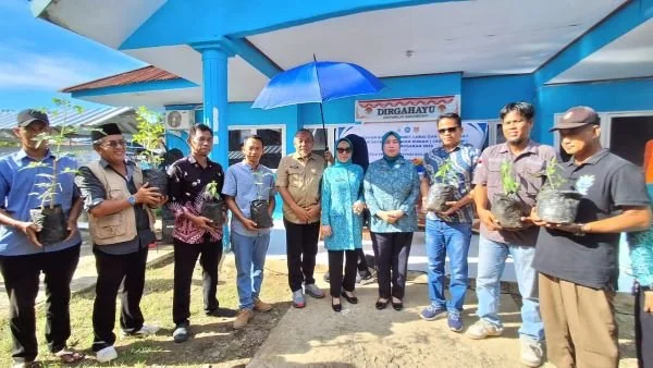 Kadis Ketapang Sulbar bersama ketua PKK Sulbar saat menyerahkan bantuan kepada penerima di Mamuju (dok:ist)