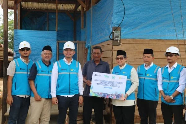 Manajemen PT PLN (Persero) menyerahkan secara simbolis bantuan pasang baru listrik gratis melalui program Light Up The Dream di Kabupaten Konawe, Sulawesi Tenggara pada Minggu (16/11). Melalui program Light Up The Dream, tercatat sebanyak 10 keluarga pras