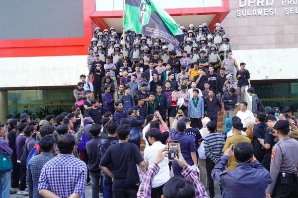 Aksi Demo di DPRD Sulsel oleh Cabang Federasi Serikat Pekerja Transport Indonesia yang menolak pemotongan tabungan perumahan rakyat (Tapera) dan Himpunan Mahasiswa Islam (HMI) Cabang Gowa Raya yang membawa tujuh poin tuntutan aksi juga menuntut Kebijakan