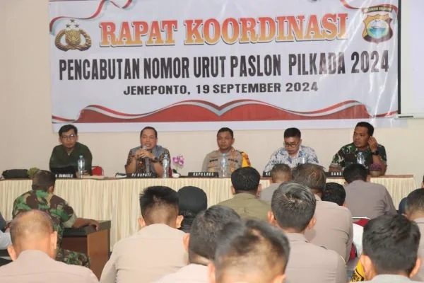 Kapolres Jeneponto, AKBP Widi Setiawan (Tengah) saat memimpin rakor Persiapan Anev bersama Ketua KPU, Asming. S, Kaban Kesbangpol, Syarbini Mattewakkang, Komisioner Bawaslu, Erick Faturahman dan Pasi Intel Kodim 142 Jeneponto  (Dok : Ist).