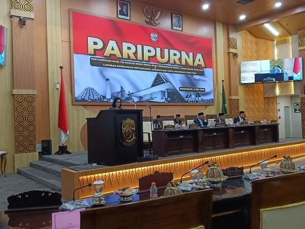 PJ Sekda Kota Makassar, Nielma Palamba, Saat Menyampaikan LKPJ 2024 di ruang Paripurna DPRD kota Makassar (Dok : Sinta KabarMakassar).